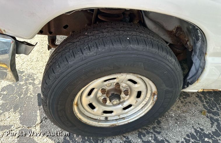 image for item DR2641 2004 Ford E150 XLT van