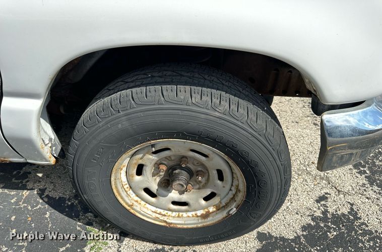 image for item DR2641 2004 Ford E150 XLT van