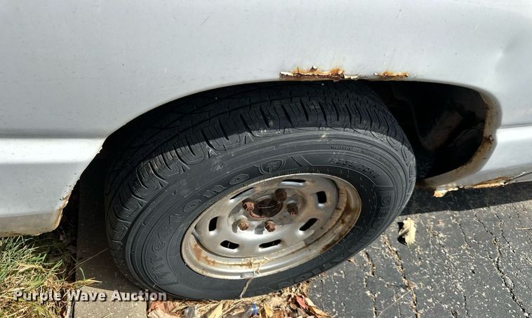 image for item DR2641 2004 Ford E150 XLT van