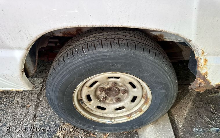 image for item DR2641 2004 Ford E150 XLT van