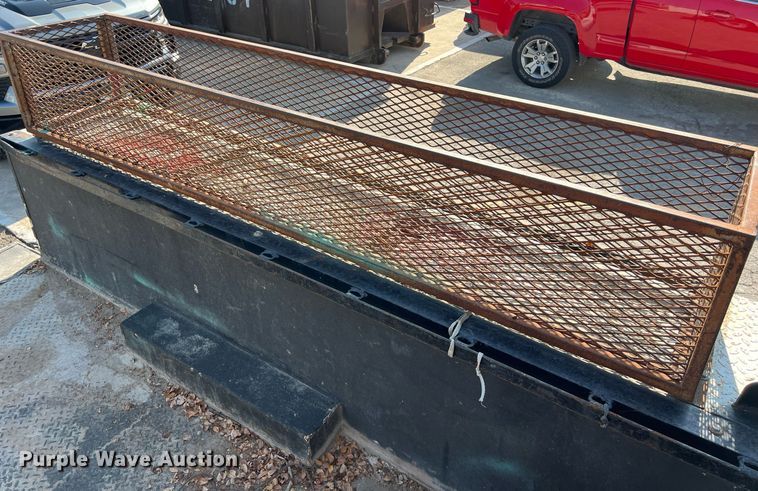 image for item DS3121 2015 Ford F450 Super Duty XLT Crew Cab utility / service truck