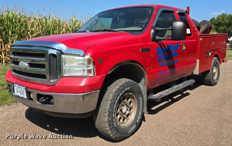 image for item DS4761 2005 Ford F350 Super Duty XLT SuperCab utility bed pickup truck