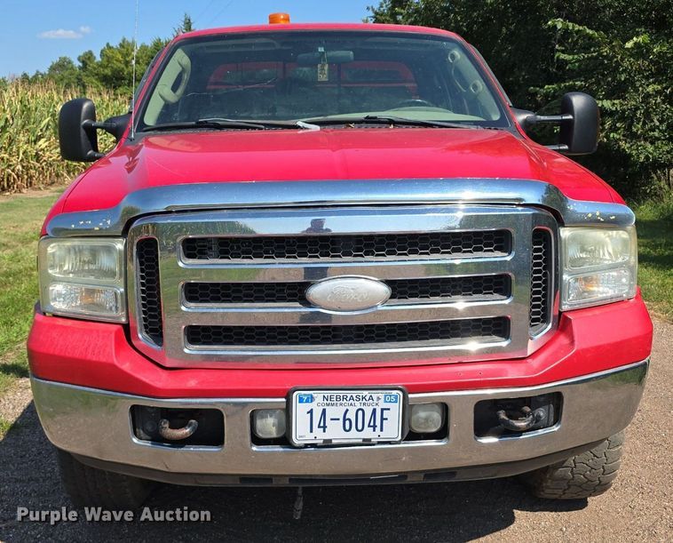 image for item DS4761 2005 Ford F350 Super Duty XLT SuperCab utility bed pickup truck