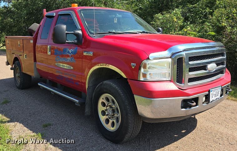 image for item DS4761 2005 Ford F350 Super Duty XLT SuperCab utility bed pickup truck