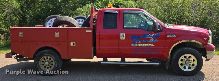 image for item DS4761 2005 Ford F350 Super Duty XLT SuperCab utility bed pickup truck