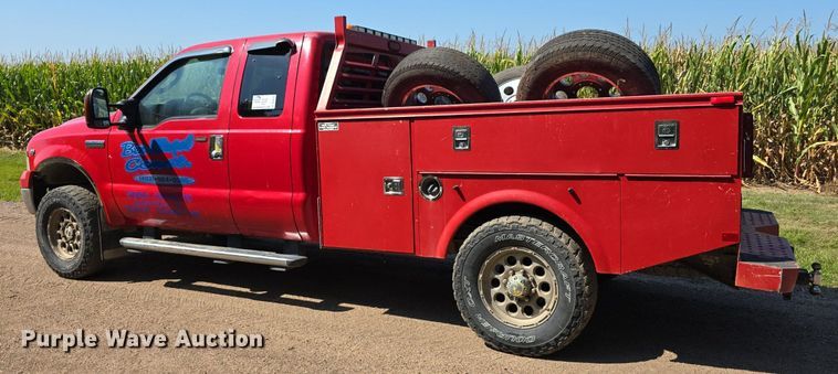 image for item DS4761 2005 Ford F350 Super Duty XLT SuperCab utility bed pickup truck