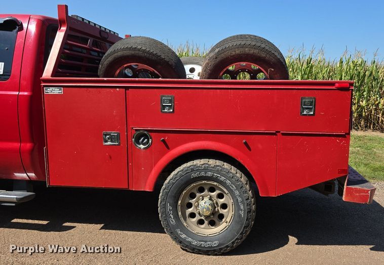 image for item DS4761 2005 Ford F350 Super Duty XLT SuperCab utility bed pickup truck