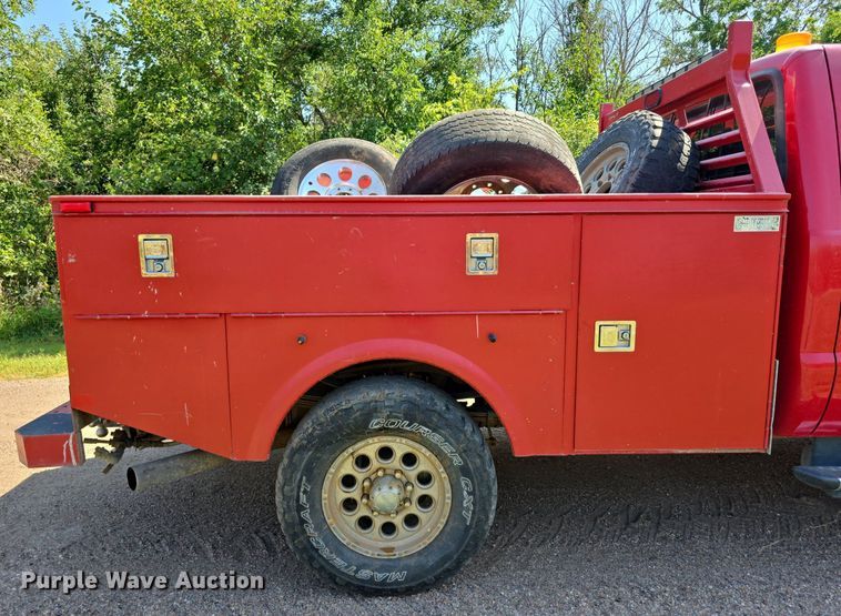 image for item DS4761 2005 Ford F350 Super Duty XLT SuperCab utility bed pickup truck