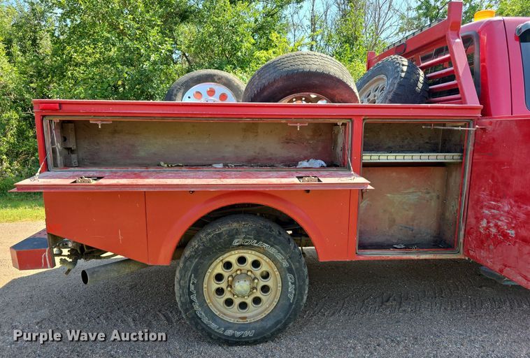 image for item DS4761 2005 Ford F350 Super Duty XLT SuperCab utility bed pickup truck