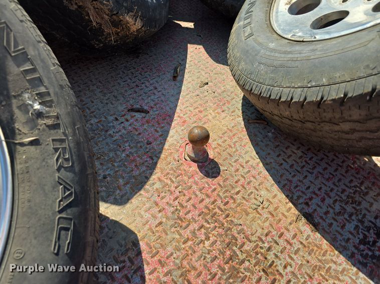 image for item DS4761 2005 Ford F350 Super Duty XLT SuperCab utility bed pickup truck