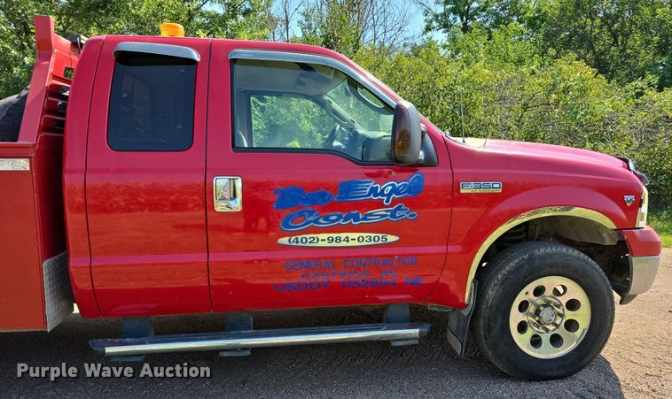 image for item DS4761 2005 Ford F350 Super Duty XLT SuperCab utility bed pickup truck