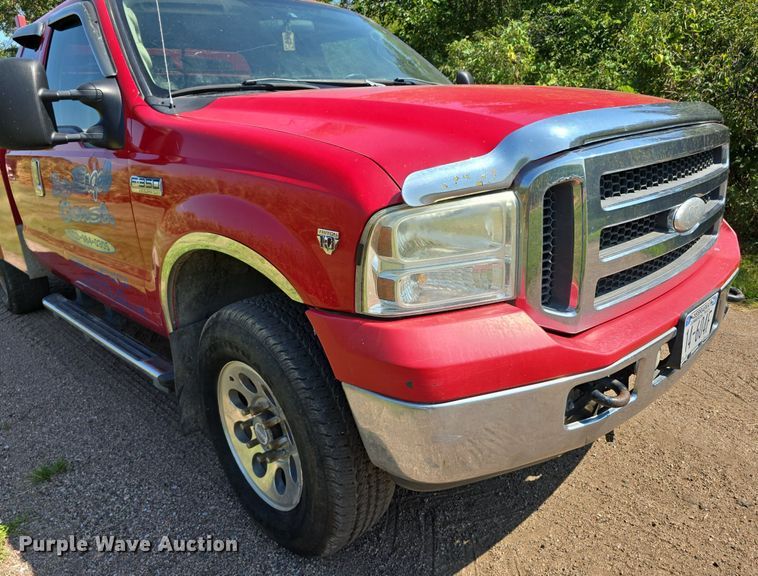 image for item DS4761 2005 Ford F350 Super Duty XLT SuperCab utility bed pickup truck