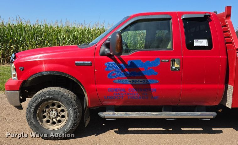 image for item DS4761 2005 Ford F350 Super Duty XLT SuperCab utility bed pickup truck