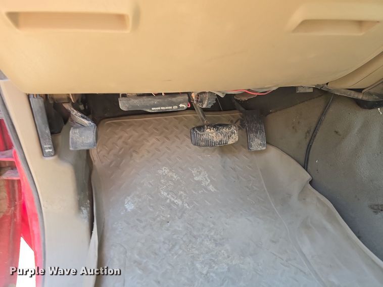 image for item DS4761 2005 Ford F350 Super Duty XLT SuperCab utility bed pickup truck