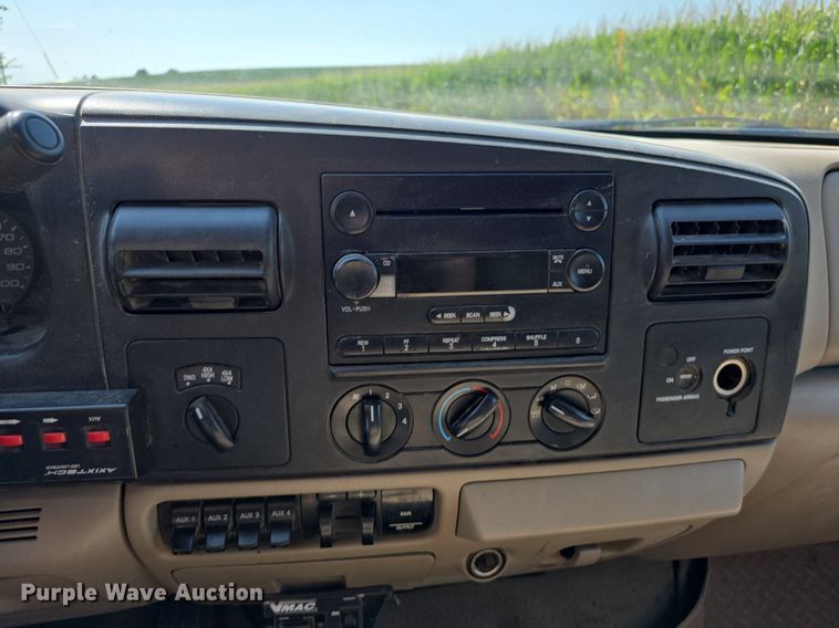 image for item DS4761 2005 Ford F350 Super Duty XLT SuperCab utility bed pickup truck