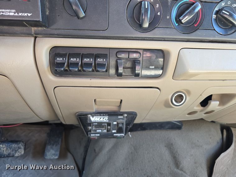 image for item DS4761 2005 Ford F350 Super Duty XLT SuperCab utility bed pickup truck