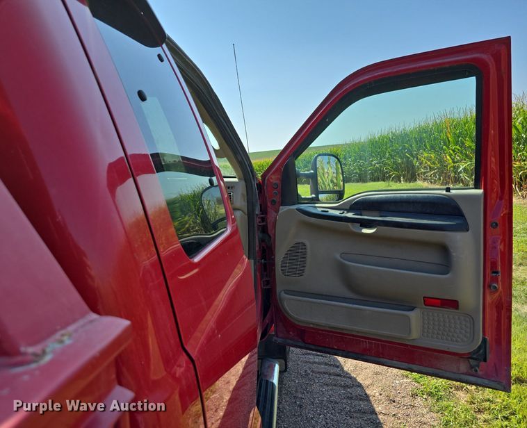 image for item DS4761 2005 Ford F350 Super Duty XLT SuperCab utility bed pickup truck