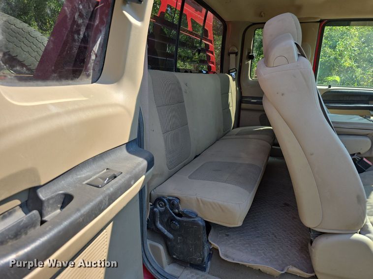 image for item DS4761 2005 Ford F350 Super Duty XLT SuperCab utility bed pickup truck