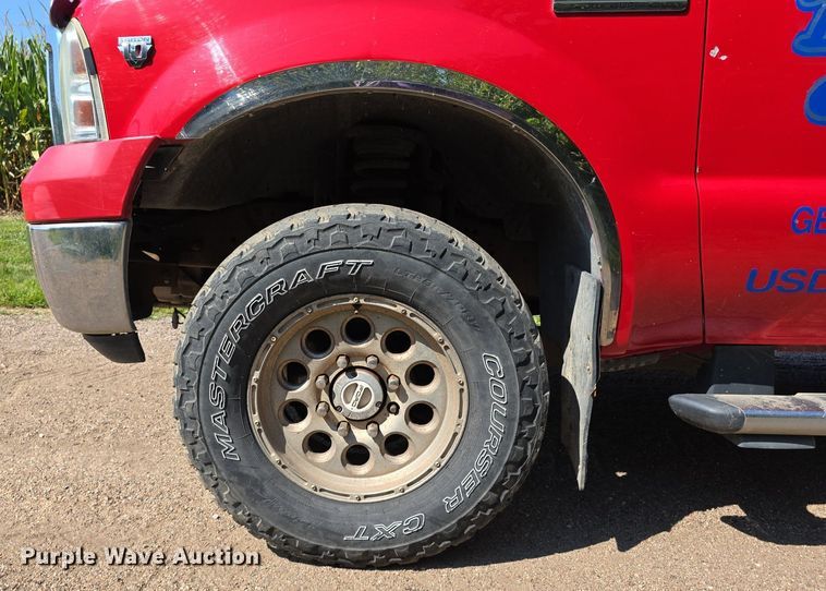 image for item DS4761 2005 Ford F350 Super Duty XLT SuperCab utility bed pickup truck