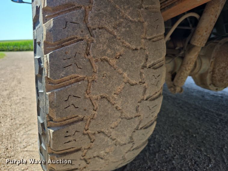 image for item DS4761 2005 Ford F350 Super Duty XLT SuperCab utility bed pickup truck