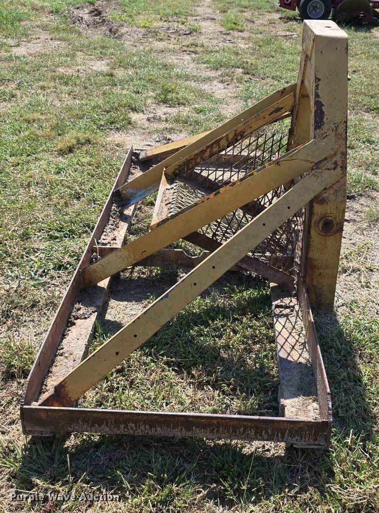 image for item DS4797 (2) pieces of ag equipment