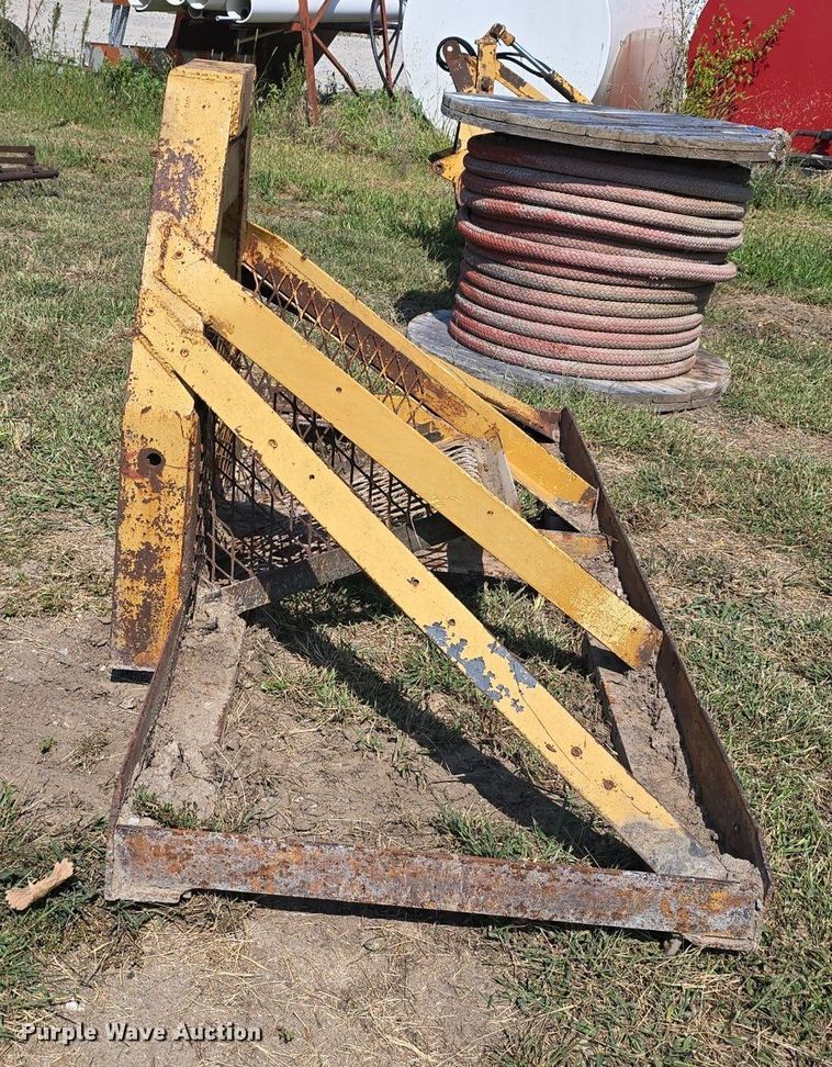 image for item DS4797 (2) pieces of ag equipment