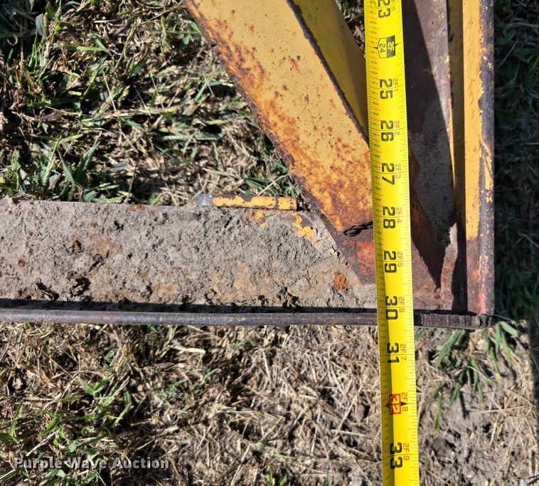 image for item DS4797 (2) pieces of ag equipment