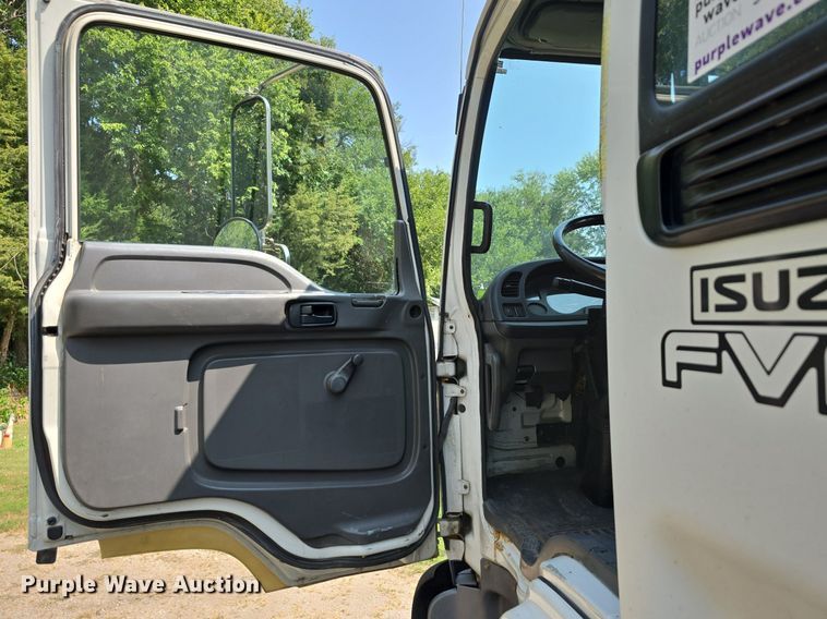 image for item DS4837 2006 Isuzu FVR box truck