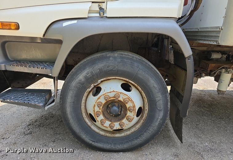 image for item DS4837 2006 Isuzu FVR box truck