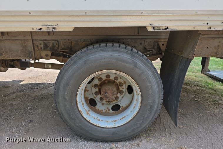 image for item DS4837 2006 Isuzu FVR box truck