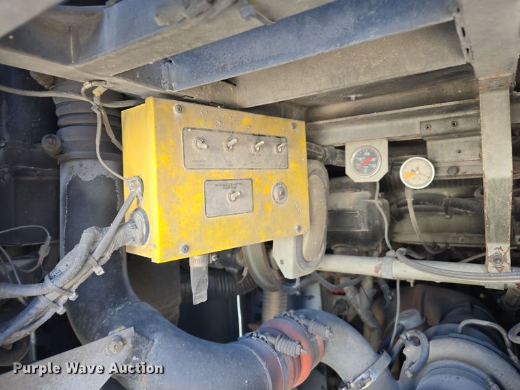 image for item DS4872 1998 Motor Coach Industries 102-D3 coach bus