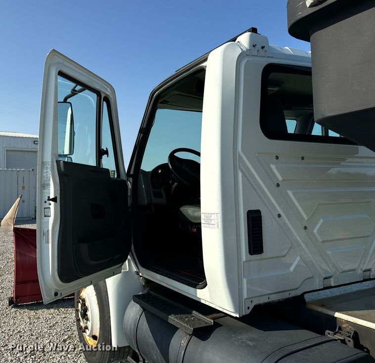 image for item DV5884 2013 International  Durastar 4300 spreader truck