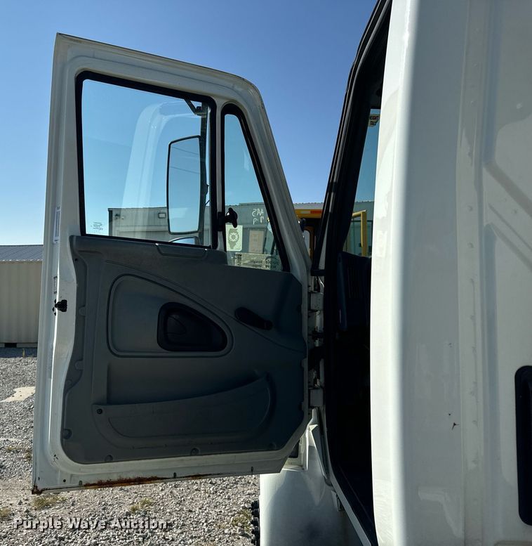 image for item DV5885 2008 International  4300 spreader truck