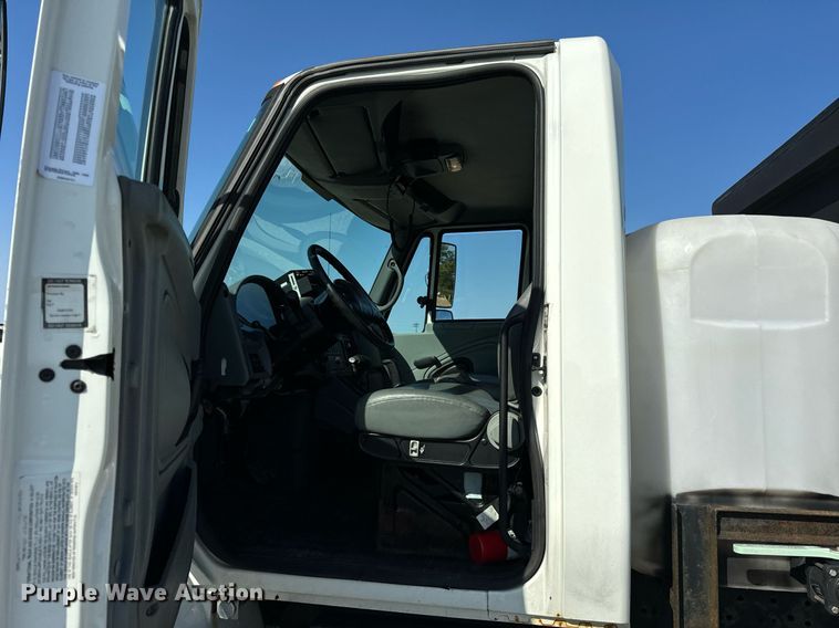 image for item DV5885 2008 International  4300 spreader truck