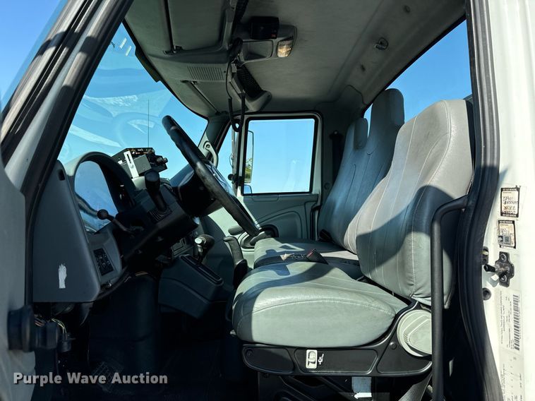 image for item DV5885 2008 International  4300 spreader truck