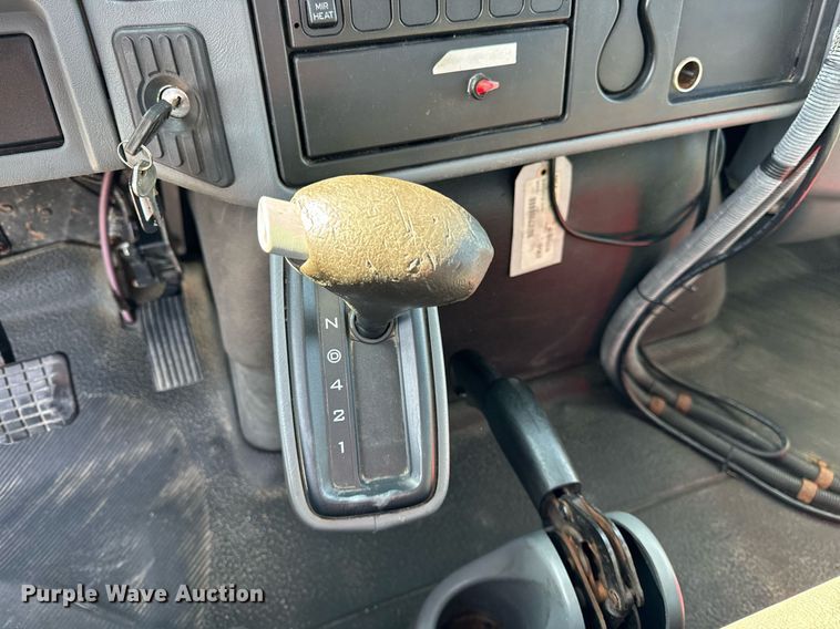 image for item DV5885 2008 International  4300 spreader truck