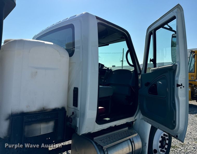 image for item DV5885 2008 International  4300 spreader truck