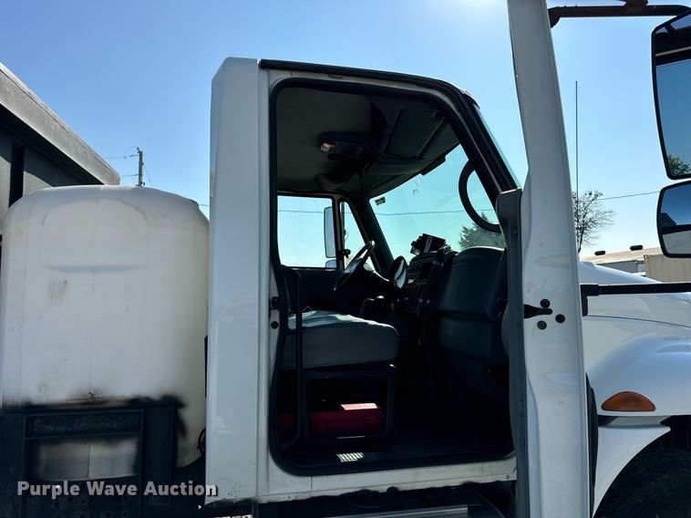 image for item DV5885 2008 International  4300 spreader truck