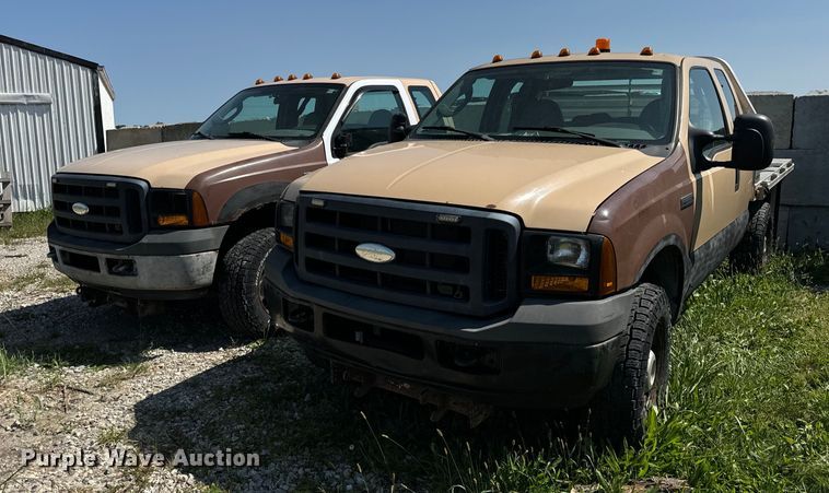 image for item DV5900 2006 Ford  F350 Super Duty XL SuperCab flatbed pickup truck