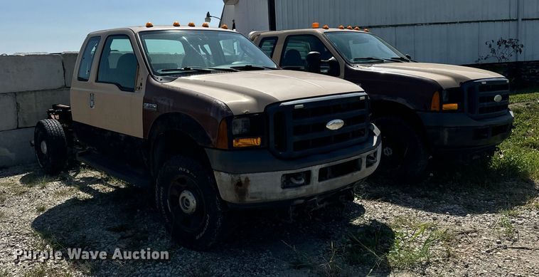 image for item DV5900 2006 Ford  F350 Super Duty XL SuperCab flatbed pickup truck