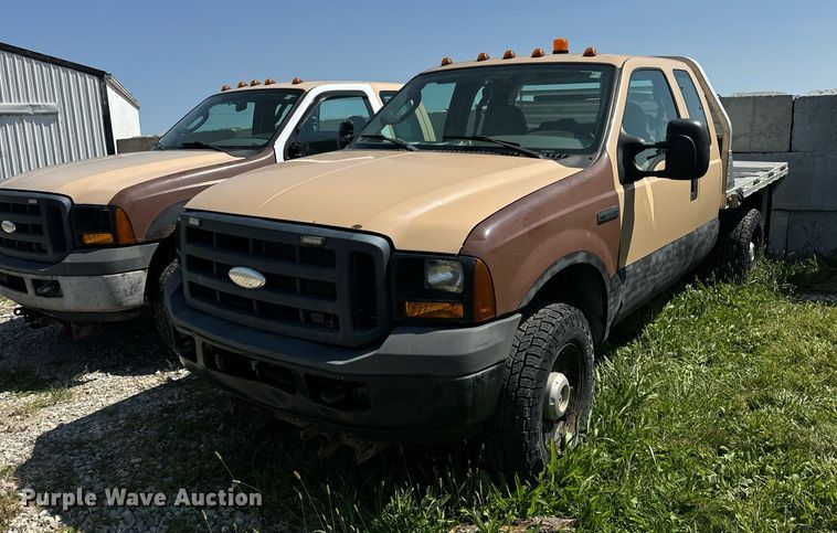 image for item DV5900 2006 Ford  F350 Super Duty XL SuperCab flatbed pickup truck