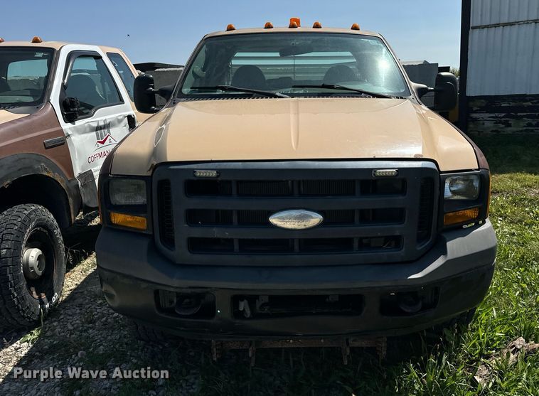 image for item DV5900 2006 Ford  F350 Super Duty XL SuperCab flatbed pickup truck
