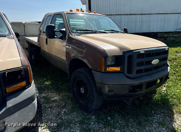 image for item DV5900 2006 Ford  F350 Super Duty XL SuperCab flatbed pickup truck