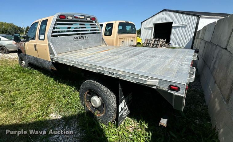 image for item DV5900 2006 Ford  F350 Super Duty XL SuperCab flatbed pickup truck