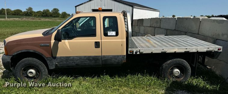 image for item DV5900 2006 Ford  F350 Super Duty XL SuperCab flatbed pickup truck