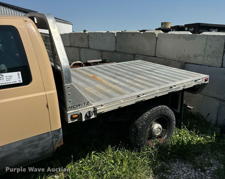 image for item DV5900 2006 Ford  F350 Super Duty XL SuperCab flatbed pickup truck