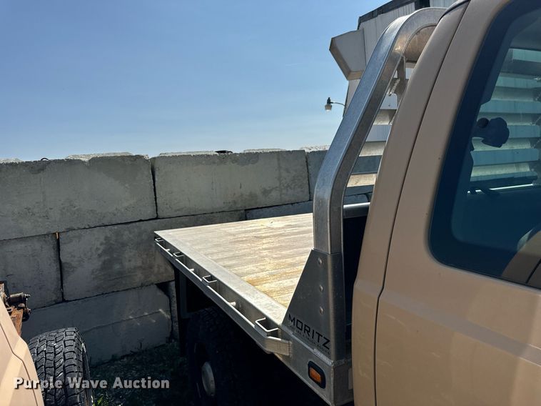 image for item DV5900 2006 Ford  F350 Super Duty XL SuperCab flatbed pickup truck