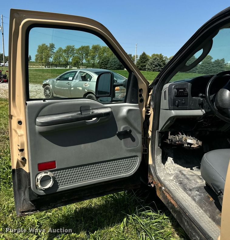 image for item DV5900 2006 Ford  F350 Super Duty XL SuperCab flatbed pickup truck