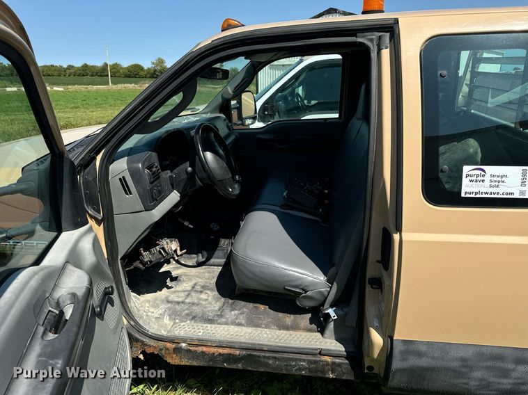 image for item DV5900 2006 Ford  F350 Super Duty XL SuperCab flatbed pickup truck