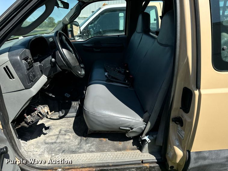 image for item DV5900 2006 Ford  F350 Super Duty XL SuperCab flatbed pickup truck